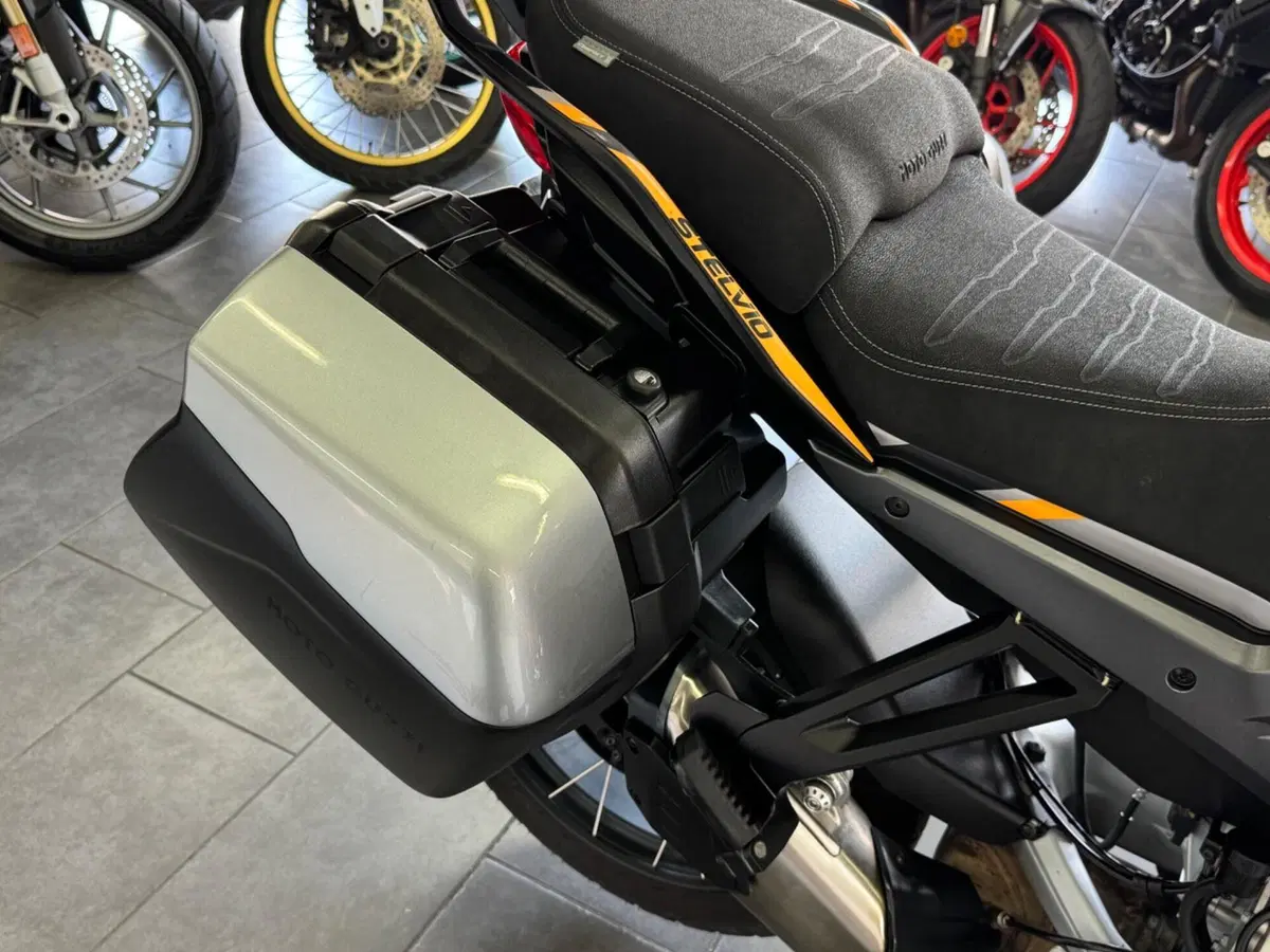 Moto Guzzi Stelvio (2024 - 26) (8)