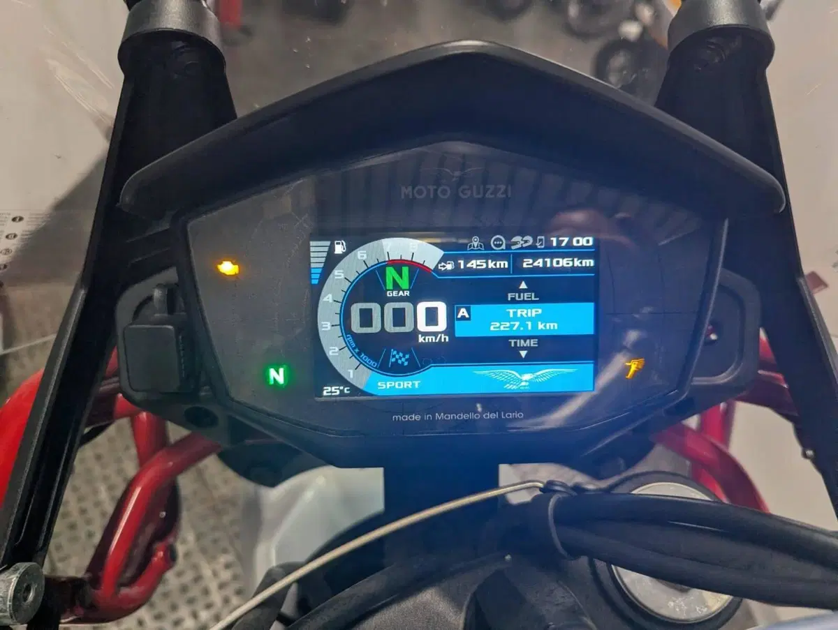 Moto Guzzi V85 TT Evocative Graphics (2021 - 23) (3)