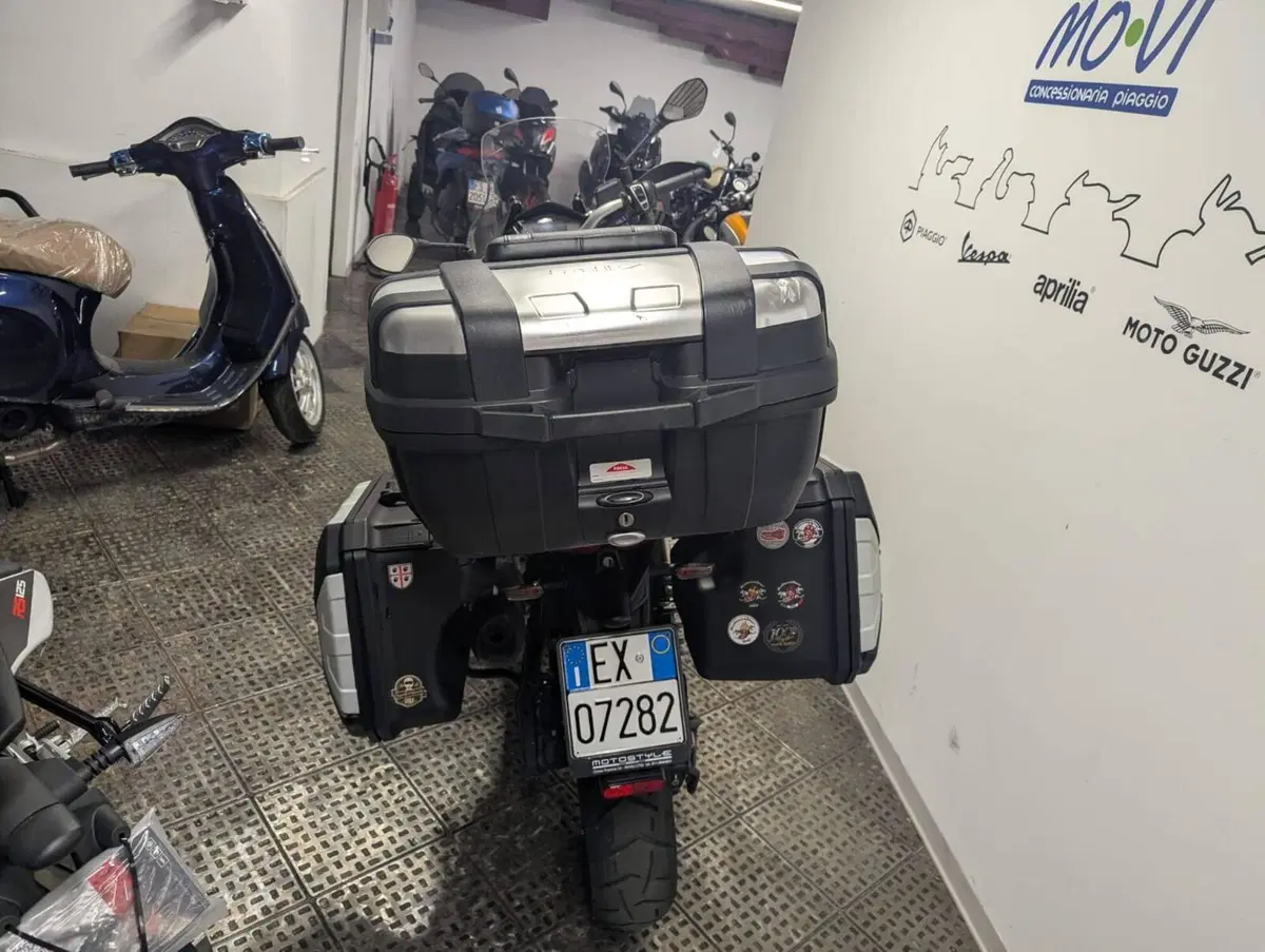 Moto Guzzi V85 TT Evocative Graphics (2021 - 23) (4)
