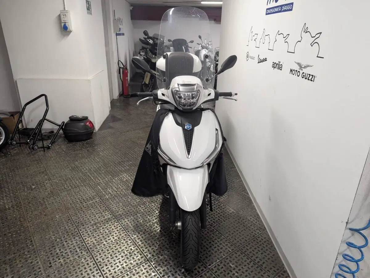 Piaggio Beverly 300 ABS-ASR (2021 - 25) (2)