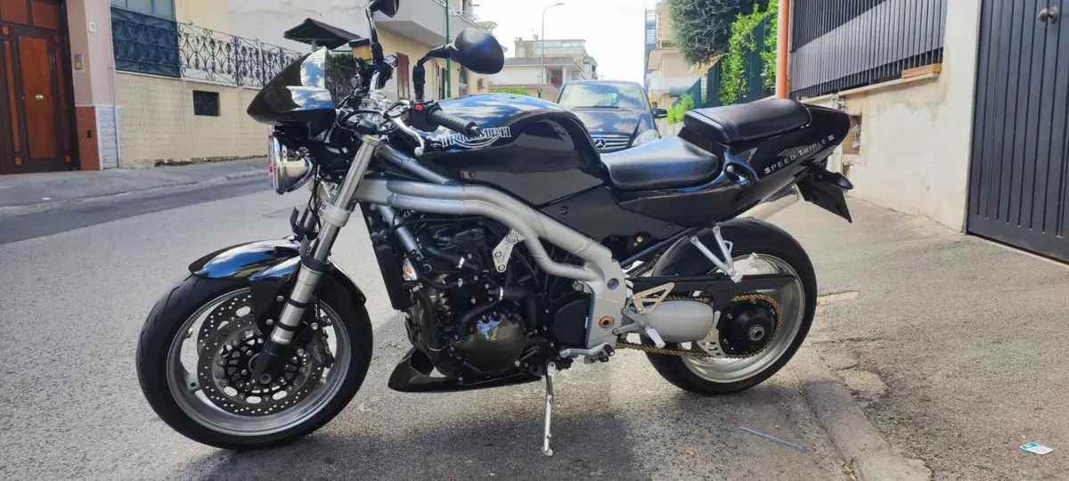 Triumph Speed triple 955i (3)