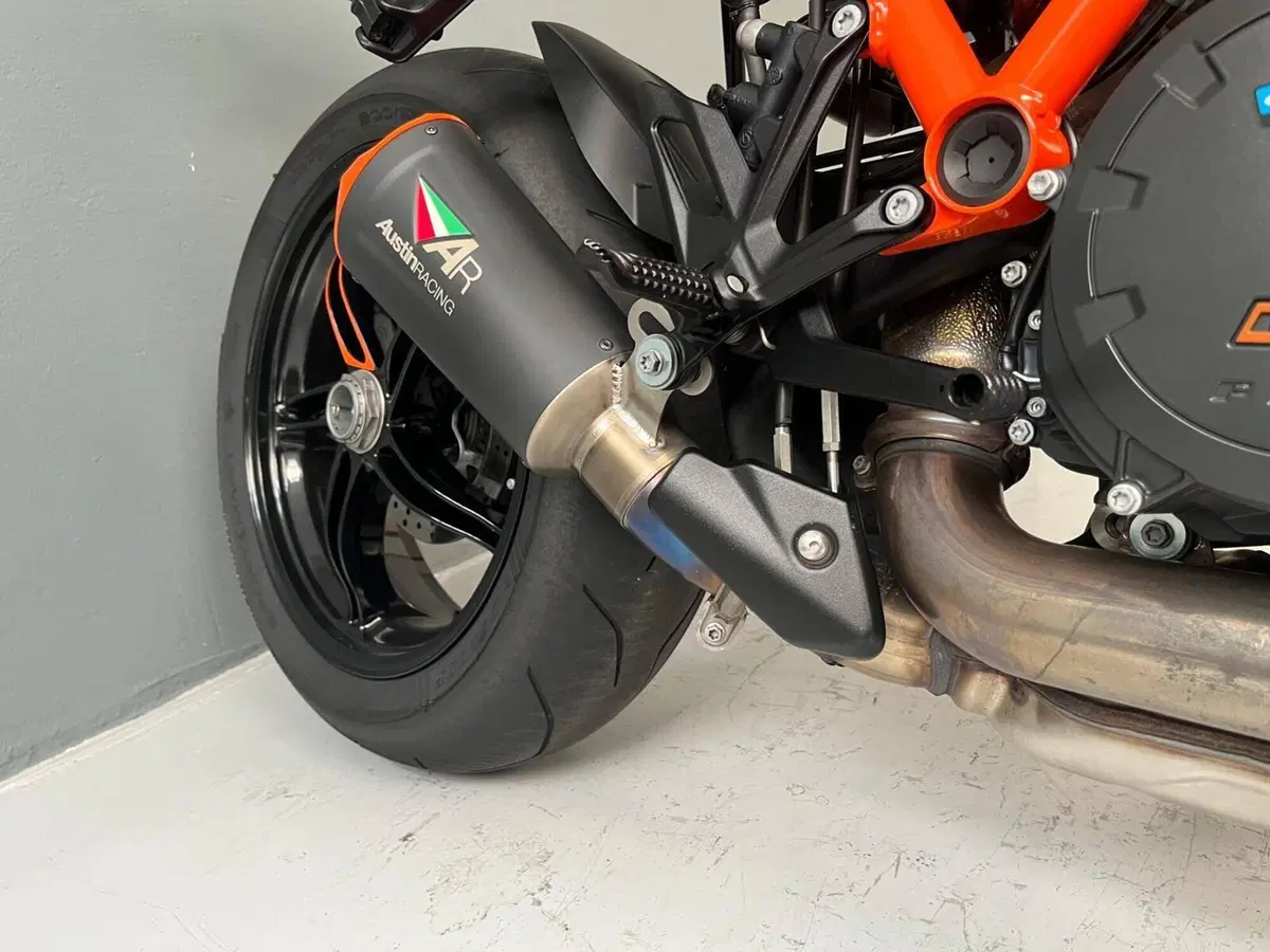 KTM 1290 Super Duke R (2022 - 23) (3)
