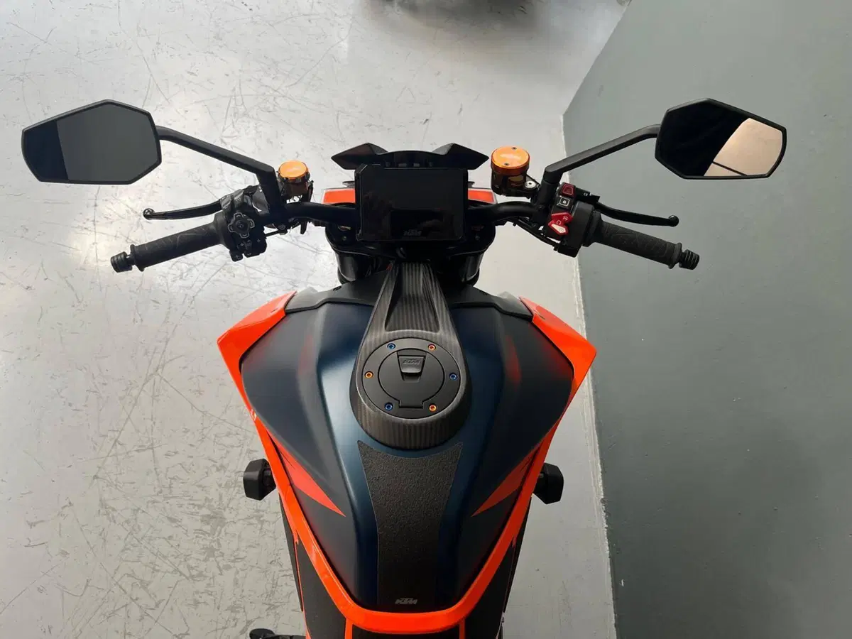 KTM 1290 Super Duke R (2022 - 23) (4)