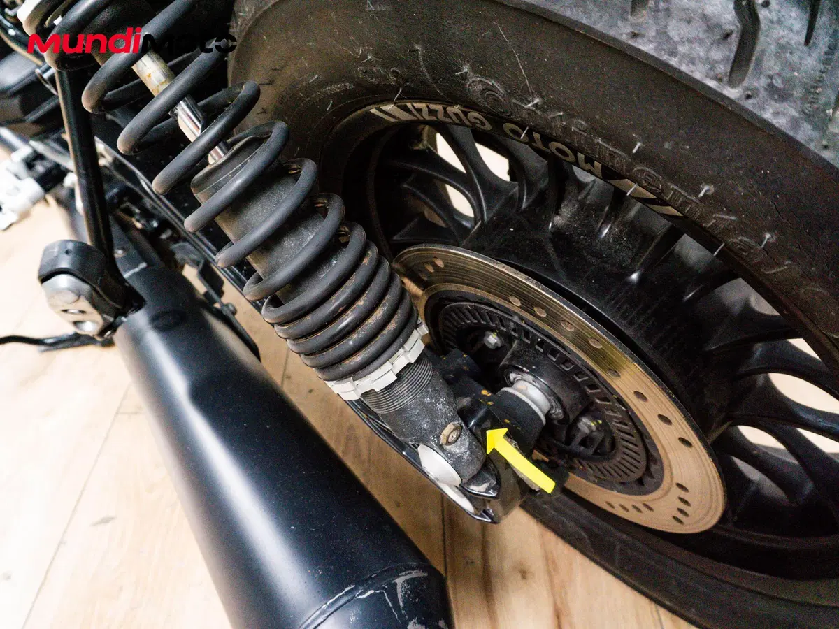 Moto Guzzi V9 Bobber (2016 - 18) (17)