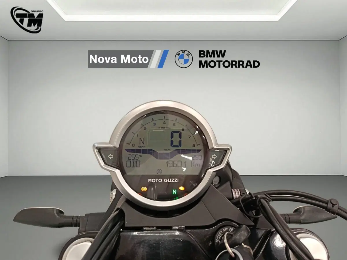 Moto Guzzi V9 Bobber (2021 - 25) (10)
