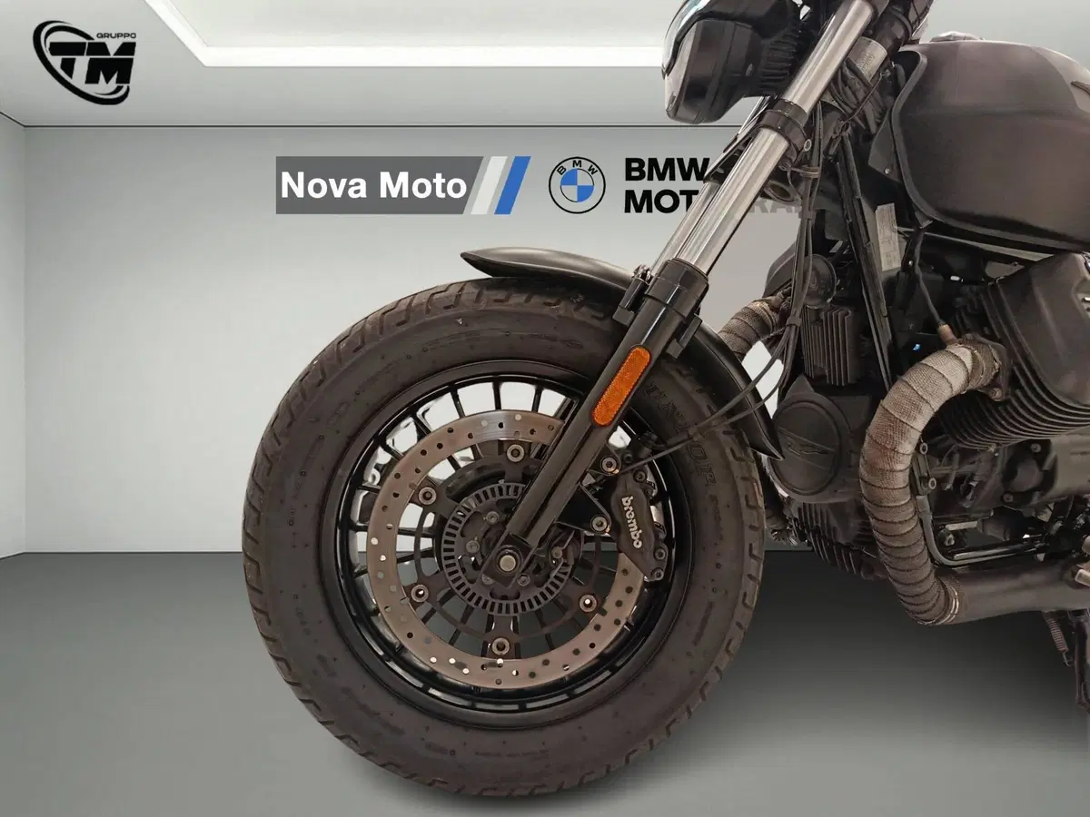Moto Guzzi V9 Bobber (2021 - 25) (12)