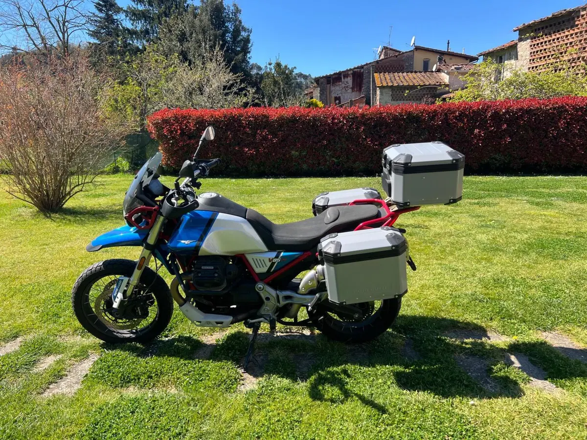 Moto Guzzi V85 TT Evocative Graphics (2021 - 23) (2)