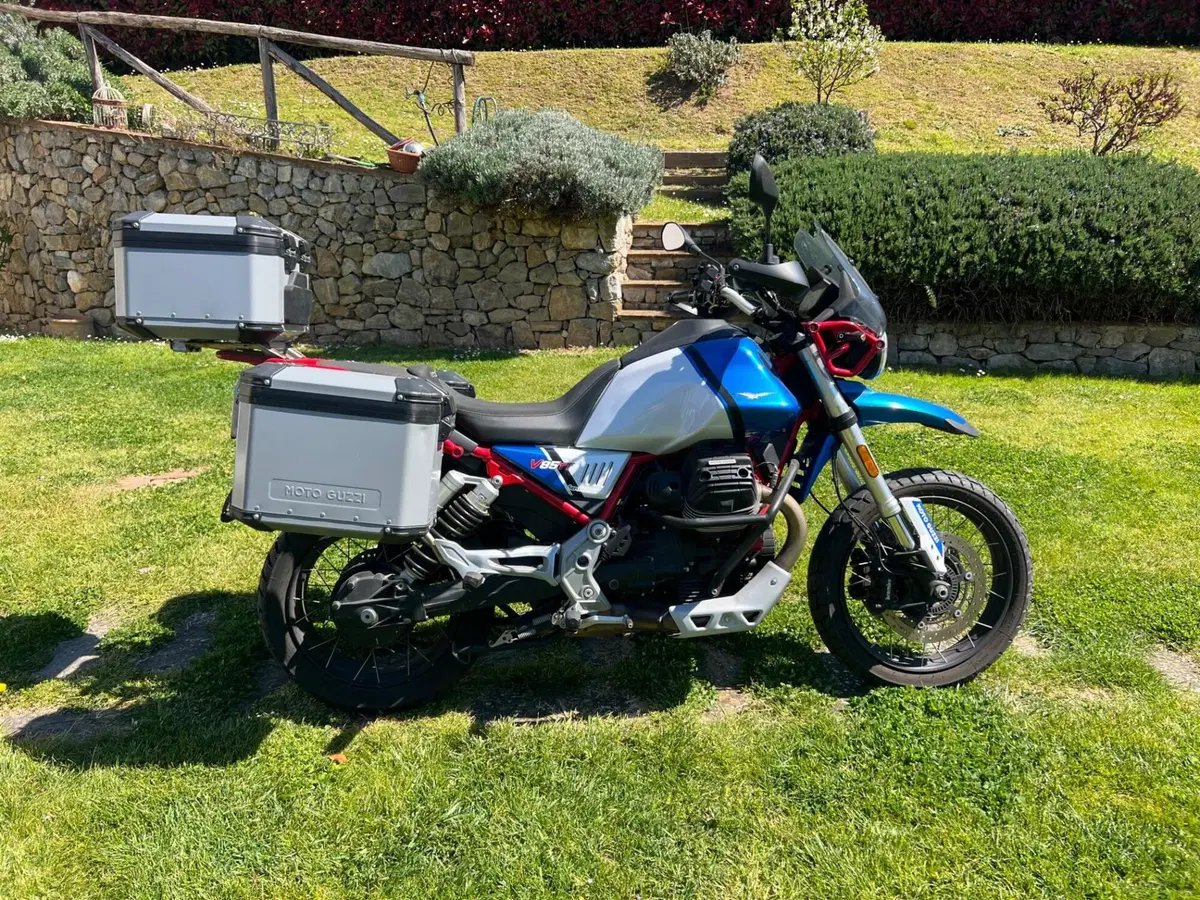 Moto Guzzi V85 TT Evocative Graphics (2021 - 23) (3)