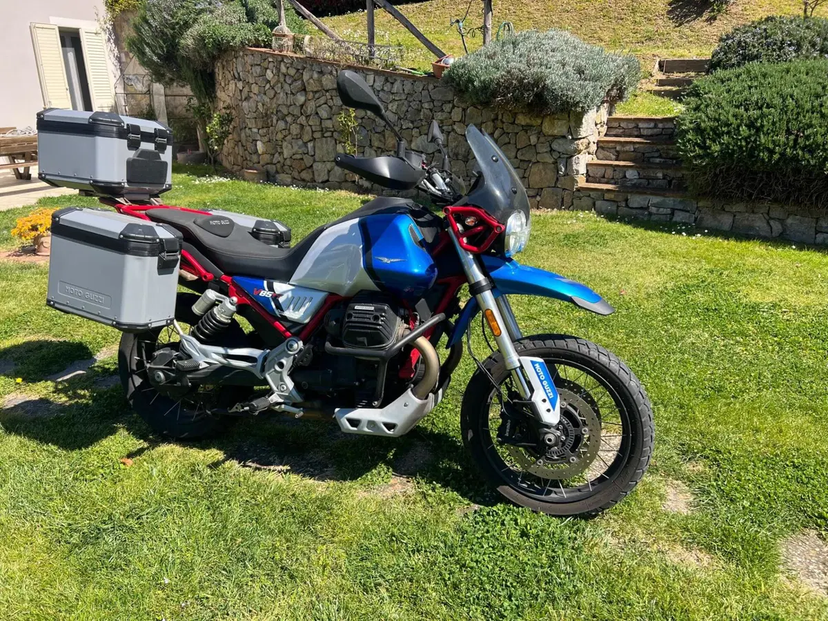 Moto Guzzi V85 TT Evocative Graphics (2021 - 23) (4)