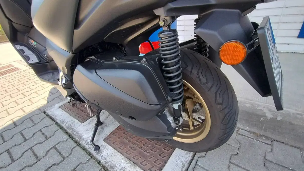 Yamaha X-Max 300 Tech Max (2021 - 24) (7)