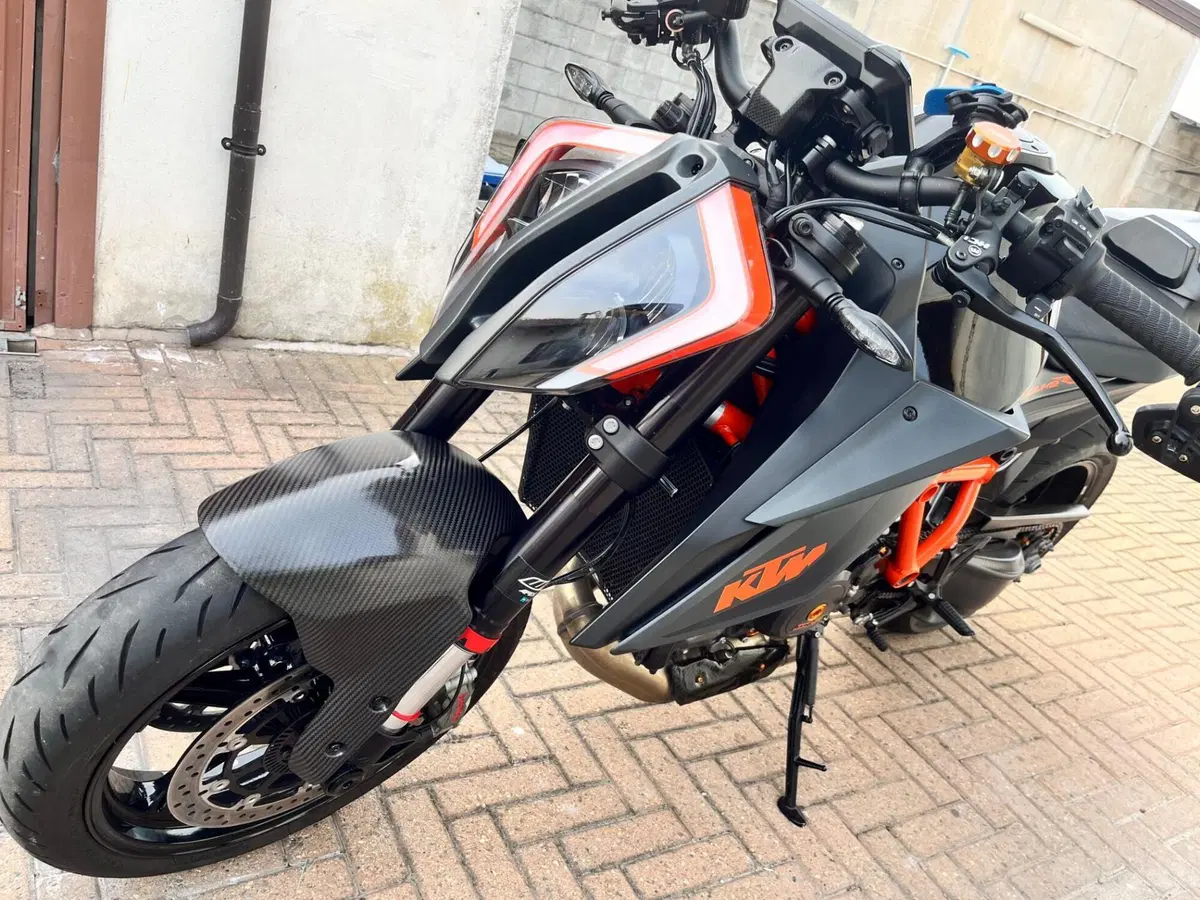 KTM 1290 Super Duke R (2021) (2)