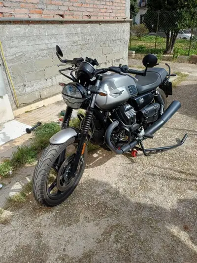 Moto Guzzi V7 Stone (2021 - 24) usata