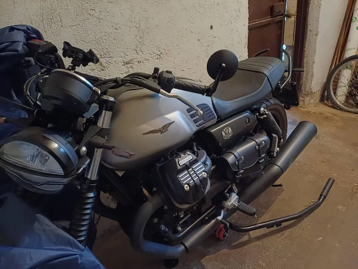 Moto Guzzi V7 Stone (2021 - 24) (3)