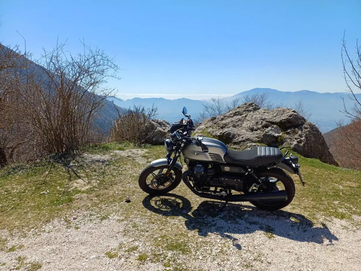 Moto Guzzi V7 Stone (2021 - 24) (4)