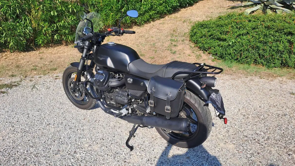 Moto Guzzi V7 Stone (2021 - 24) (2)
