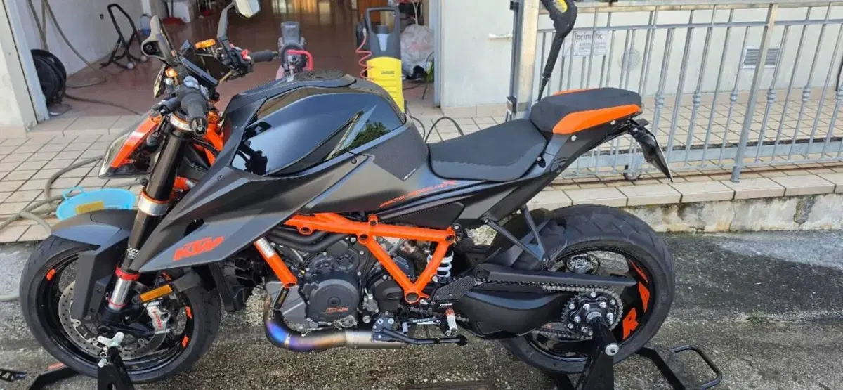 KTM 1290 Super Duke R (2021) (3)