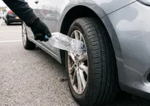 La truffa della bottiglietta: il finto guasto e il colpo in pochi secondi, come difendersi