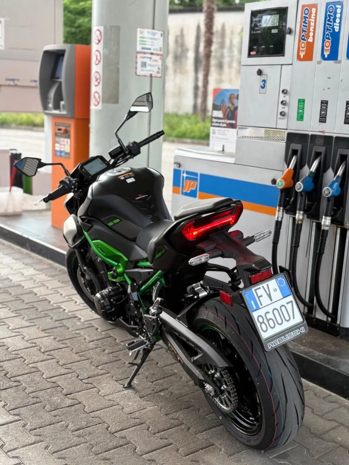 Kawasaki Z 900 (2025 - 26) (4)