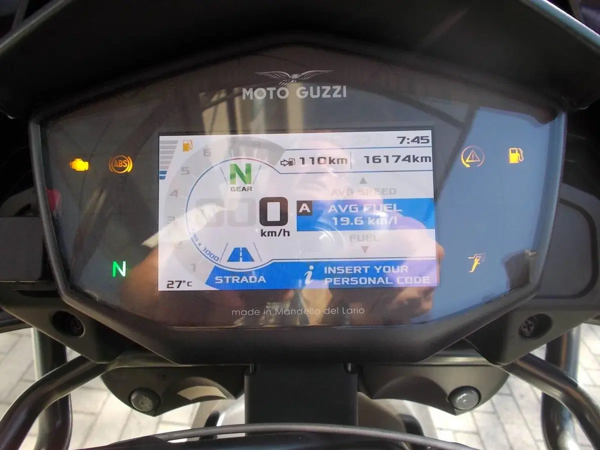 Moto Guzzi V85 TT (2021 - 23) (3)