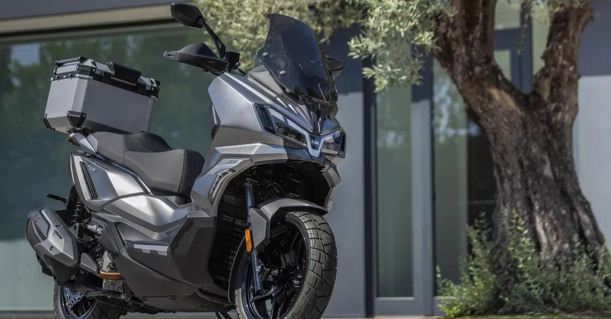 SYM ADX 300 MY26, nuove dotazioni premium