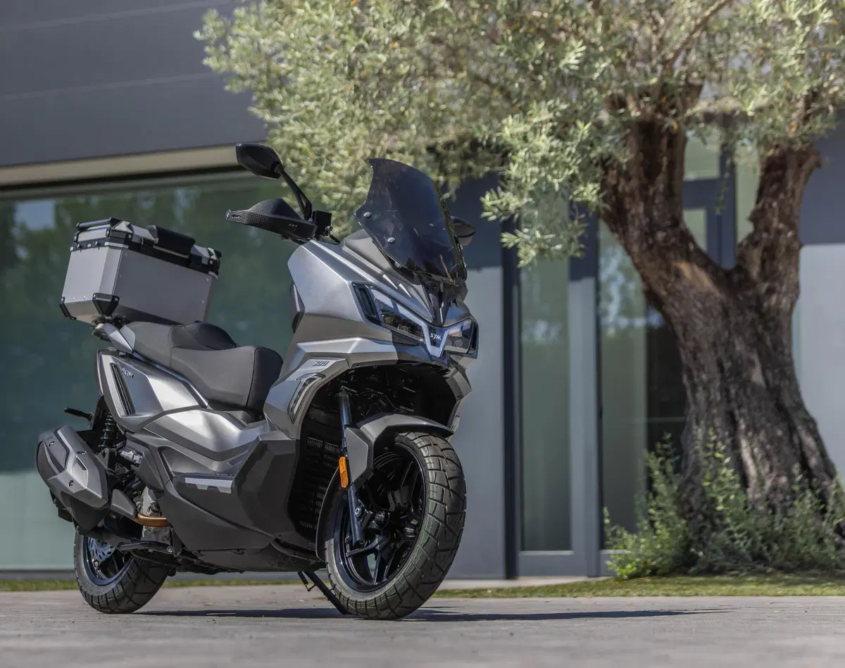 SYM ADX 300 MY26, nuove dotazioni premium