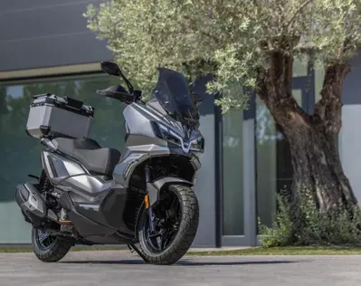 SYM ADX 300 MY26, nuove dotazioni premium