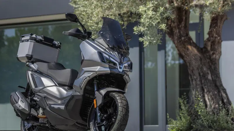 SYM ADX 300 MY26, nuove dotazioni premium