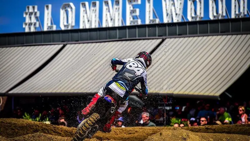 C'&egrave; il Motocross e poi c'&egrave; Jeffrey Herlings sulla sabbia. L'olandese firma la vittoria numero 120 a Lommel [VIDEO]