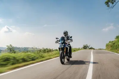 Moto e caldo: tutto quello che c&rsquo;&egrave; da sapere per affrontare in sicurezza un viaggio d'estate
