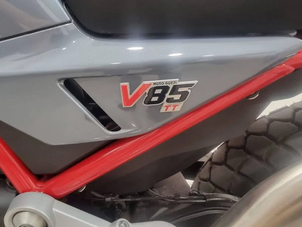 Moto Guzzi V85 TT (2024 - 26) (4)