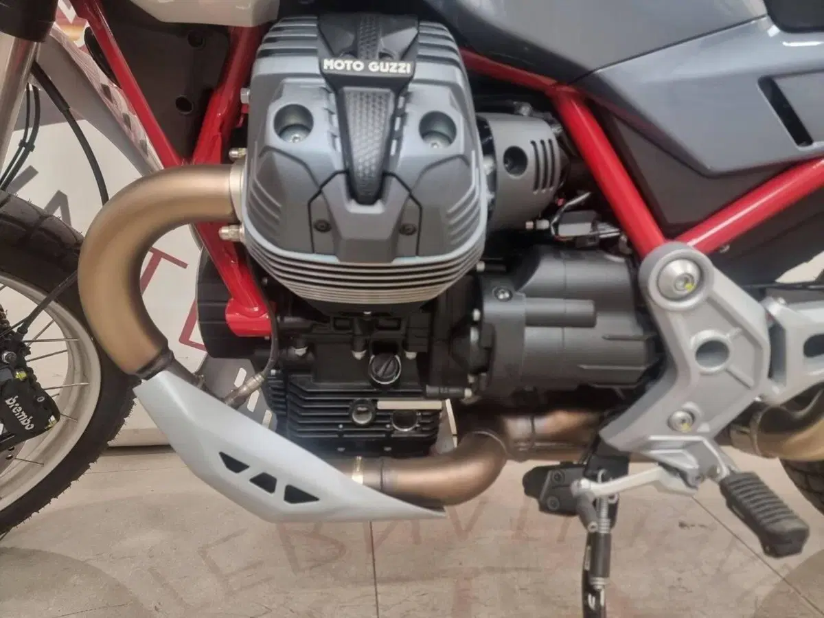 Moto Guzzi V85 TT (2024 - 26) (5)