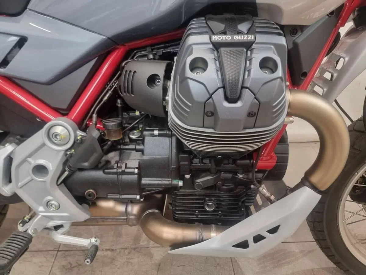 Moto Guzzi V85 TT (2024 - 26) (6)