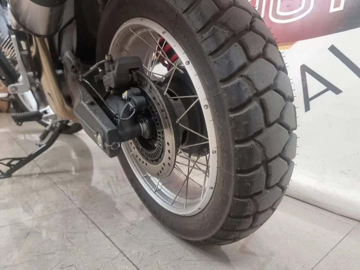 Moto Guzzi V85 TT (2024 - 26) (8)