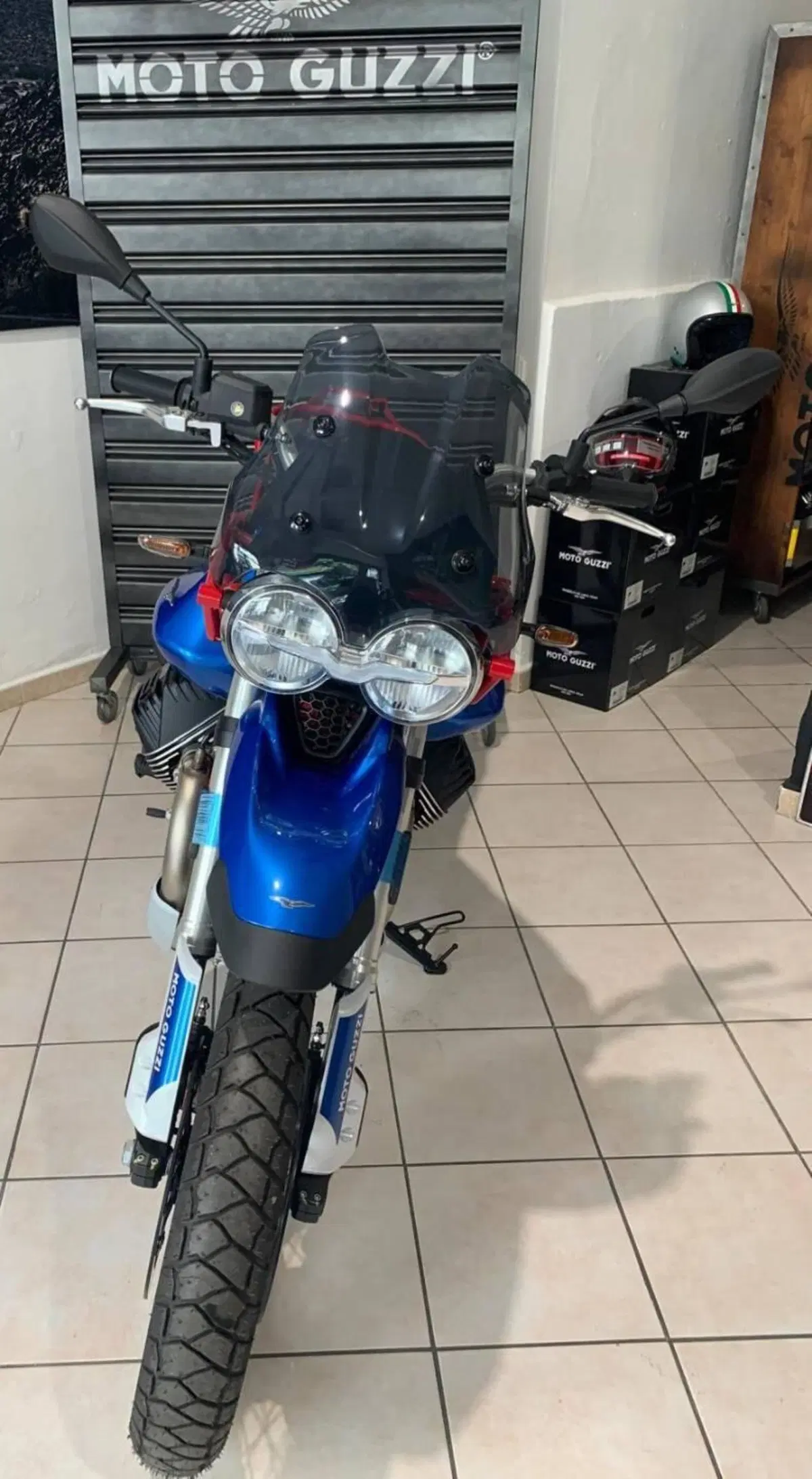 Moto Guzzi V85 TT Evocative Graphics (2021 - 23) (2)