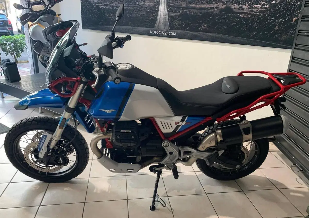 Moto Guzzi V85 TT Evocative Graphics (2021 - 23) (3)