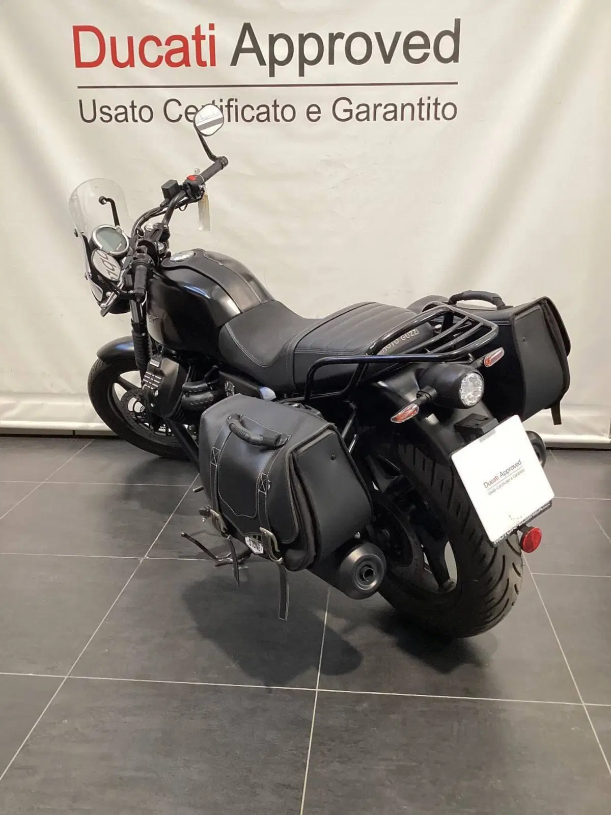 Moto Guzzi V7 Stone (2021 - 24) (4)