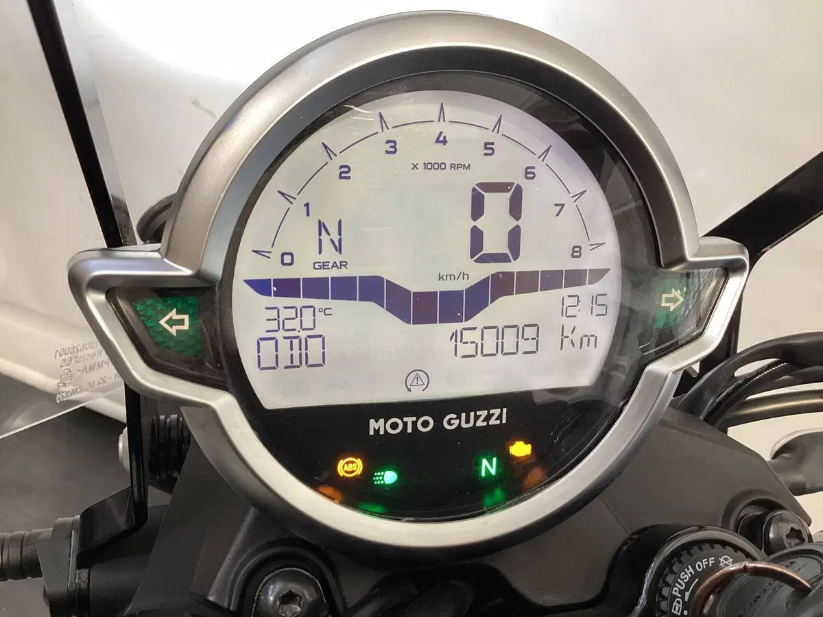 Moto Guzzi V7 Stone (2021 - 24) (5)