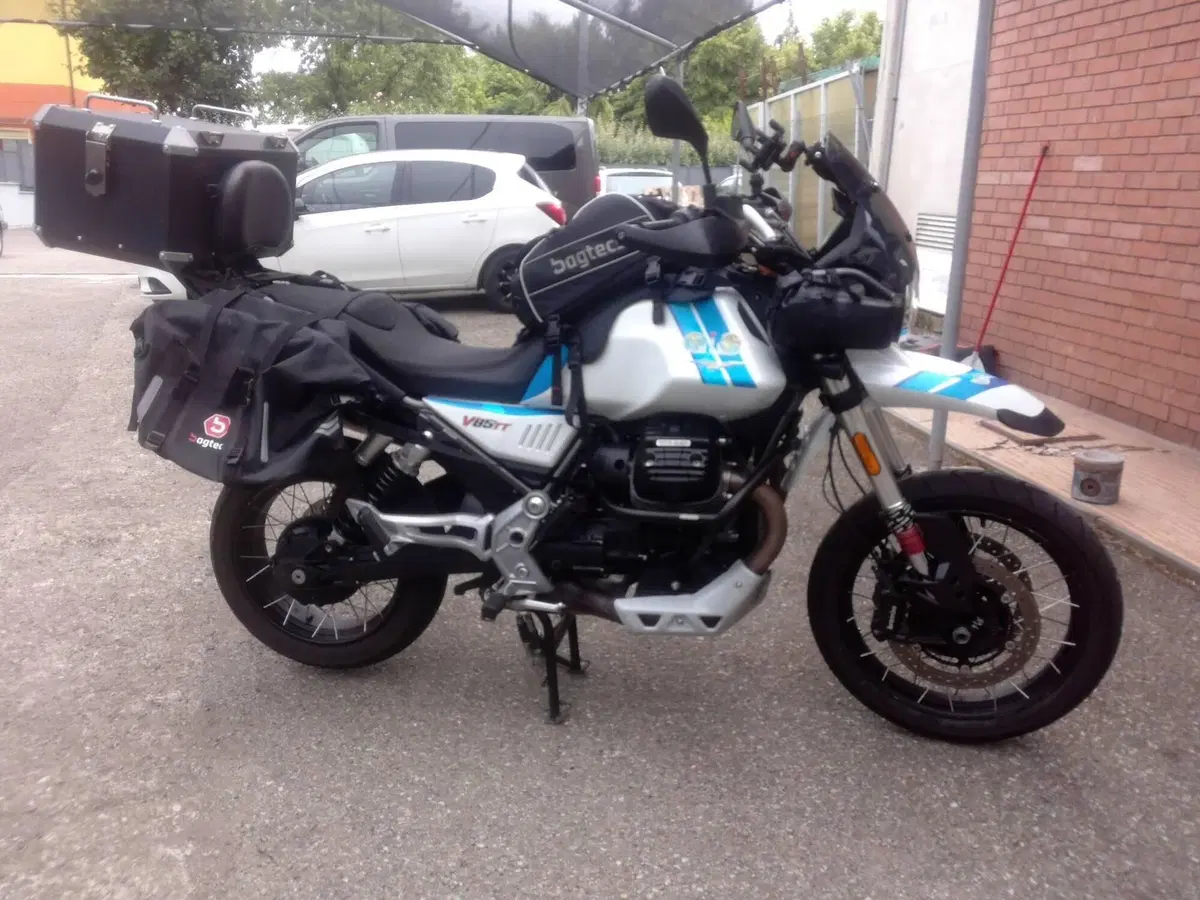 Moto Guzzi V85 TT (2021 - 23) (4)