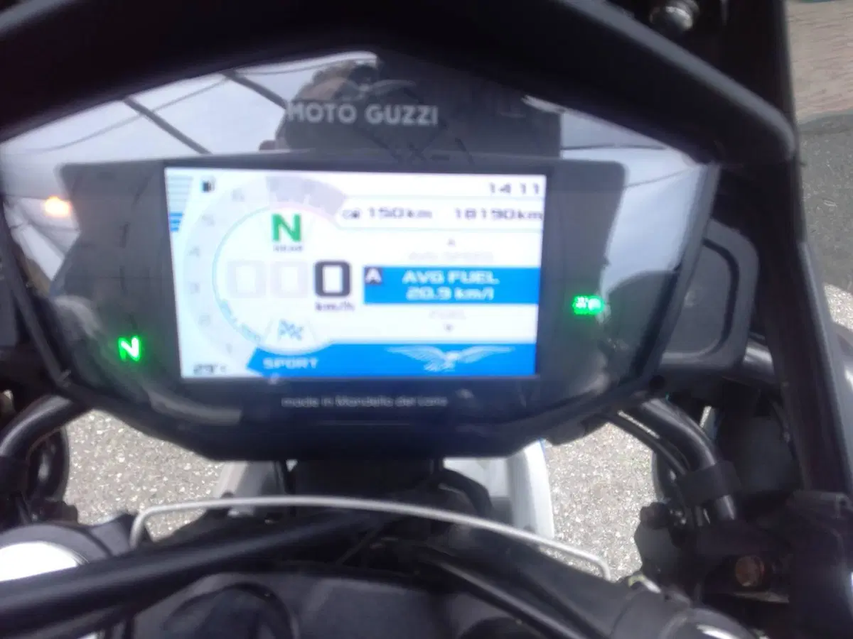 Moto Guzzi V85 TT (2021 - 23) (11)