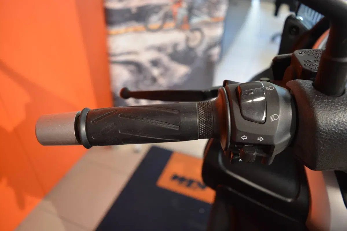 Yamaha X-Max 250 (2014 - 16) (9)