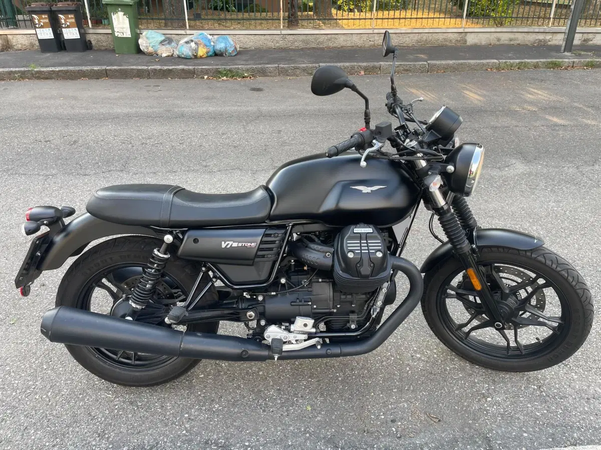 Moto Guzzi V7 III Stone (2017 - 20)