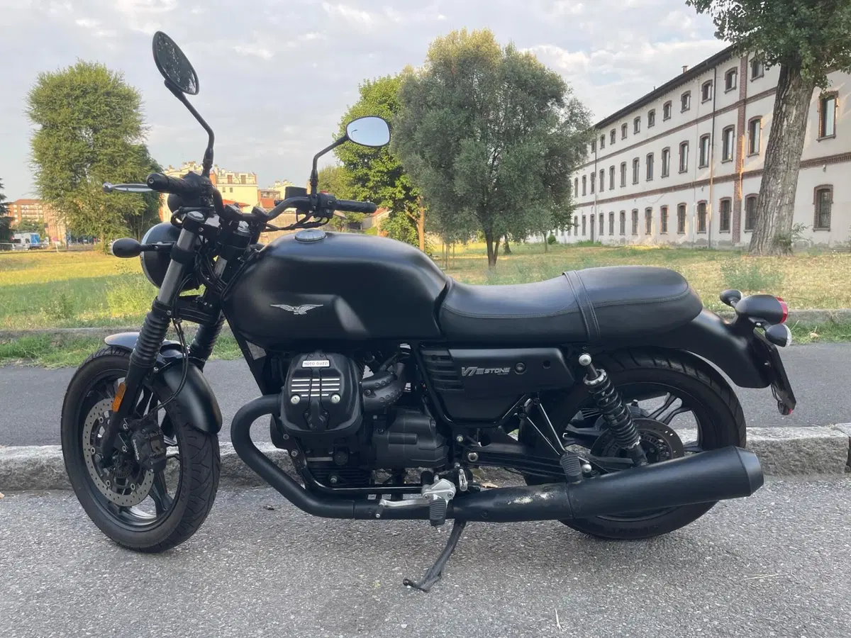 Moto Guzzi V7 III Stone (2017 - 20) (2)