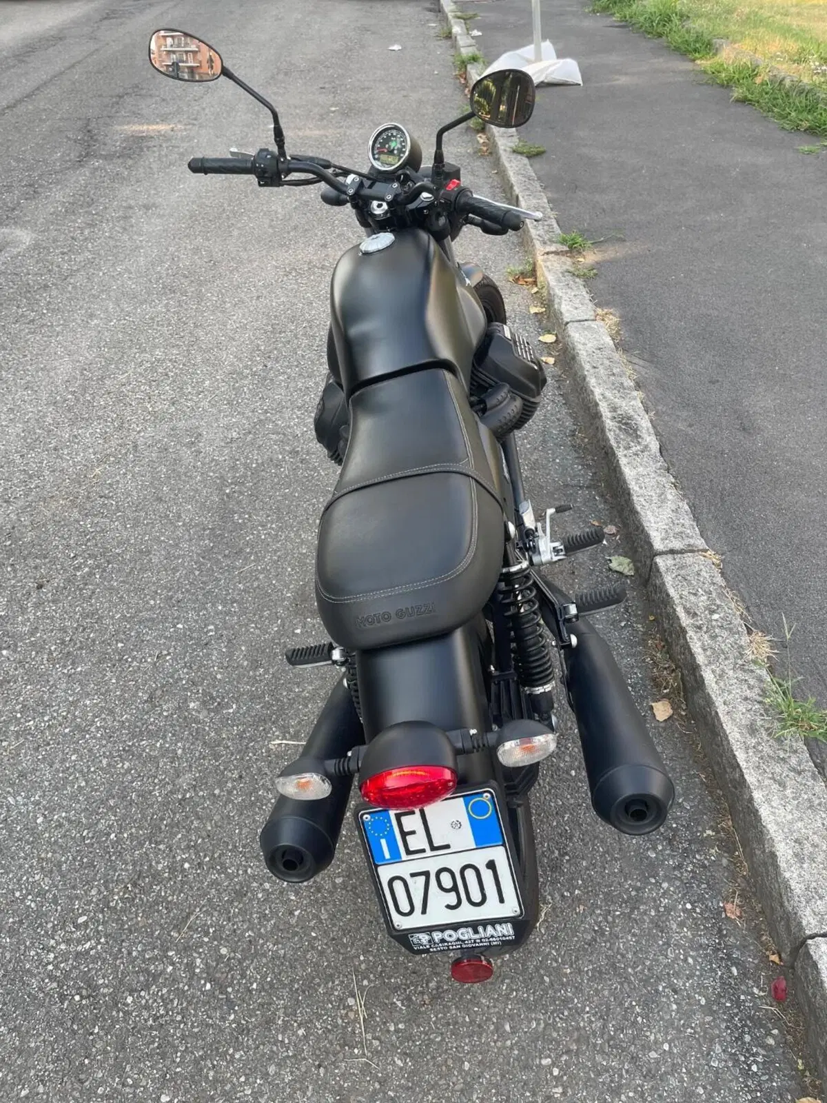 Moto Guzzi V7 III Stone (2017 - 20) (3)