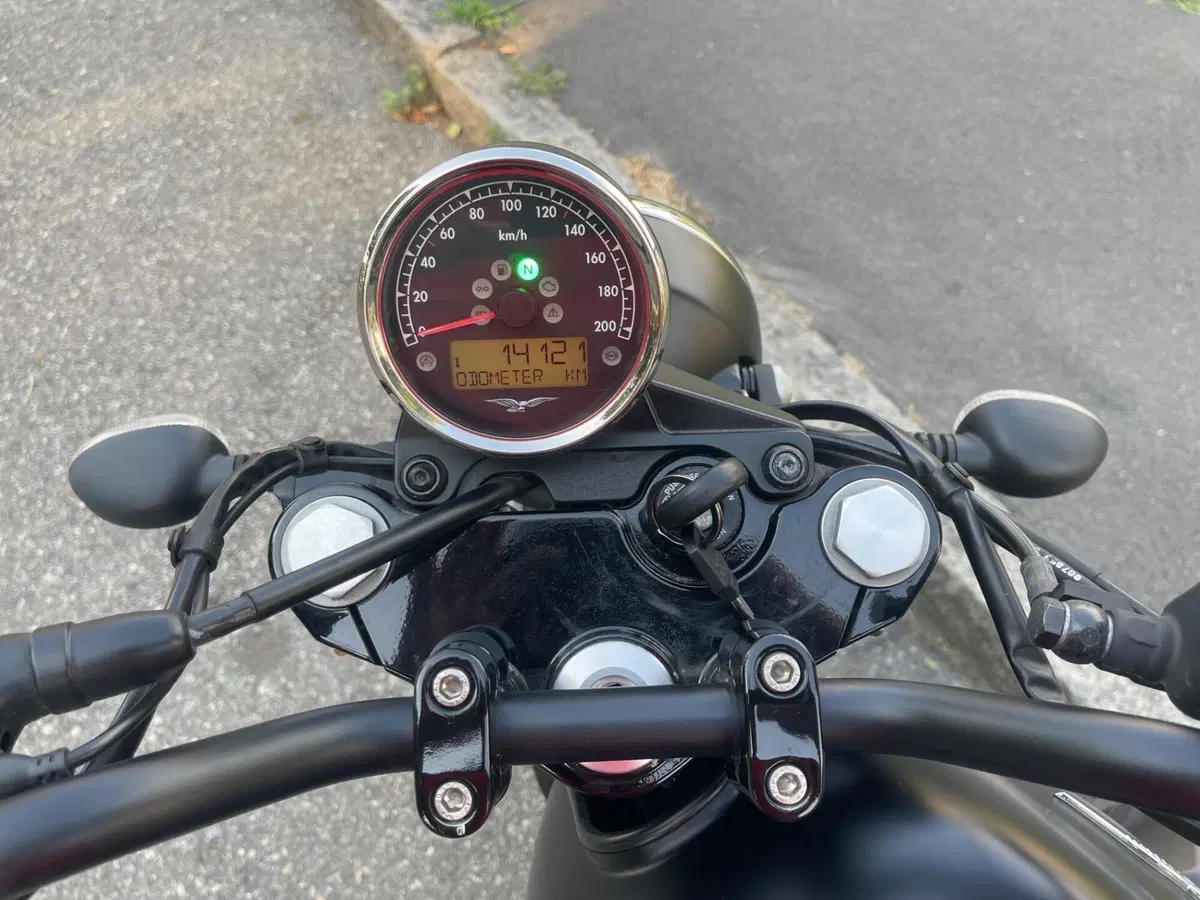 Moto Guzzi V7 III Stone (2017 - 20) (6)