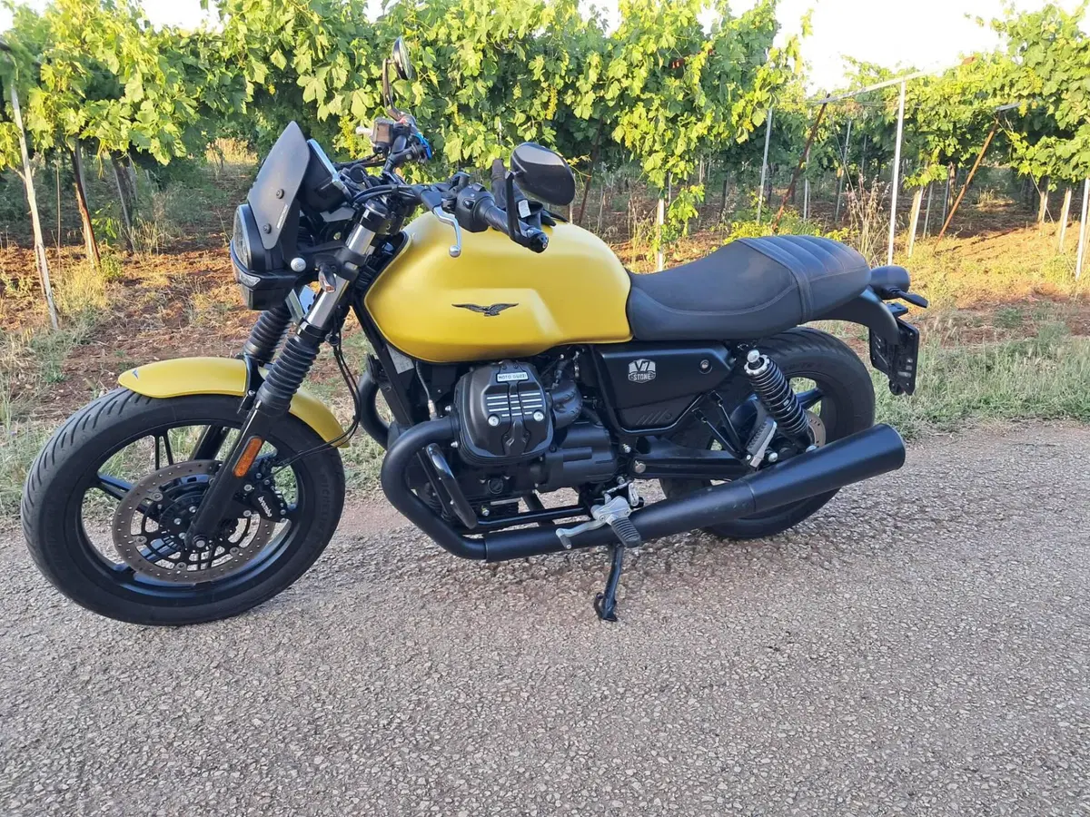 Moto Guzzi V7 Stone (2021 - 24)