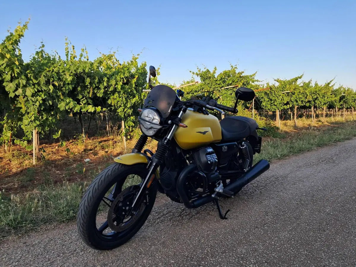 Moto Guzzi V7 Stone (2021 - 24) (3)