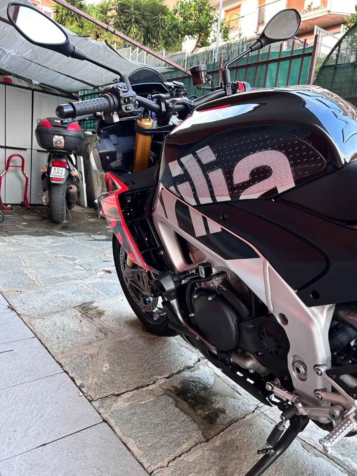 Aprilia Tuono V4 Factory (2021 - 24) (2)