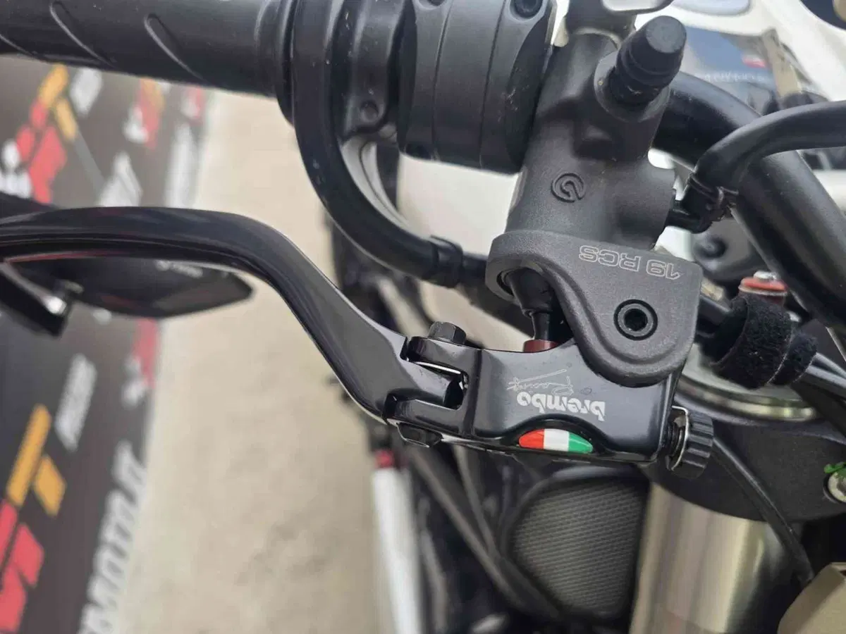 Ducati Streetfighter (2009 - 12) (21)