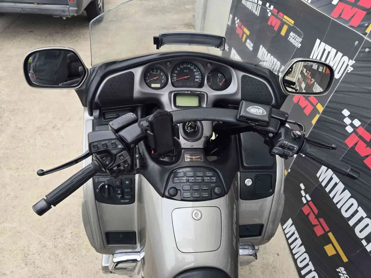 Honda GL 1800 Gold Wing (2000 - 05) (46)