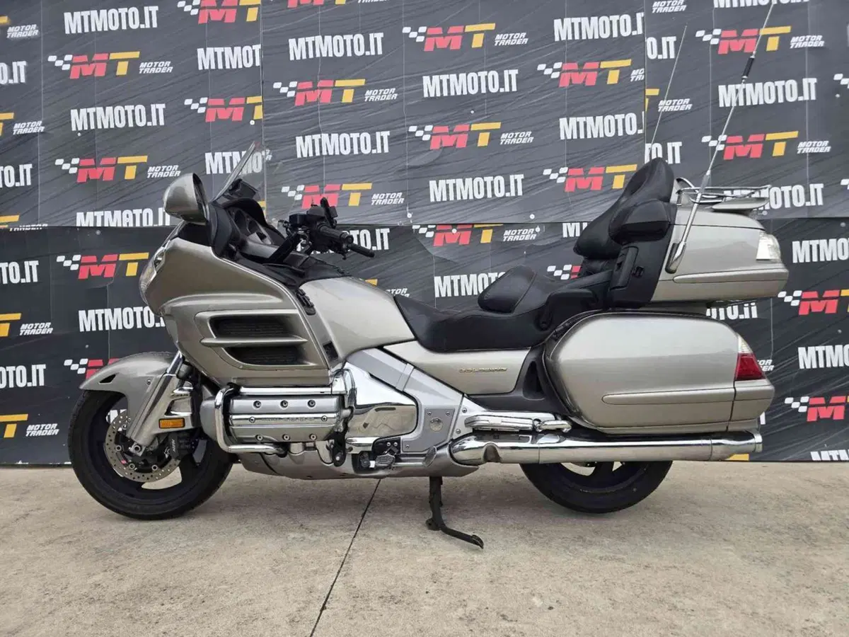 Honda GL 1800 Gold Wing (2000 - 05) (2)
